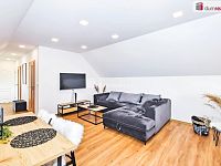 prodej  2gen. RD 6+2 210 m2, pozemek 1322 m2, Hostín, okres Mělník - obývák