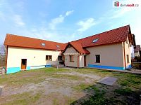 prodej  2gen. RD 6+2 210 m2, pozemek 1322 m2, Hostín, okres Mělník - venek parkování