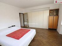 Prostorný byt 2+1 v pátém patře s výtahem na Čerťáku v Karlových varech - 4