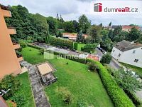 Nájem bytu 3+1+L+garáž - zeleň před domem