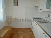 Pronájem bytu 2+1 56m2 balkon P10 Malešice Skřivanská neprůchozí pokoje rekonstrukce částečně zařízený 