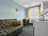 Prodej slunného bytu 2+1 v Ostrově  - 12