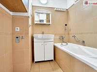 Prodej slunného bytu 2+1 v Ostrově  - 9