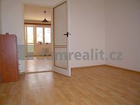 Exkluzivně pronájem 2+1 56m2 balkon P10 Malešice Skřivanská neprůchozí pokoje rekonstrukce částečně zařízený  - 4