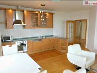 Pronájem bytu s terasou a garážovým stáním, Praha 6  - 7