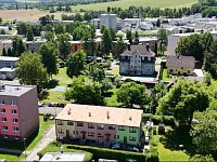 Nájem bytu 2+1 v Liberci - letecký záběr na dům a okolí