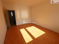 Slunný částečně rekonstruovaný byt 2+1/S/L ve druhém patře panelového domu - 10