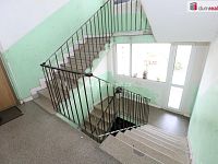 Slunný částečně rekonstruovaný byt 2+1/S/L ve druhém patře panelového domu - 15