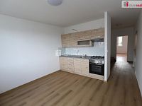 Slunný částečně rekonstruovaný byt 2+1/S/L ve druhém patře panelového domu - 2