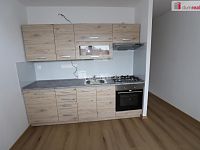 Slunný částečně rekonstruovaný byt 2+1/S/L ve druhém patře panelového domu - 3