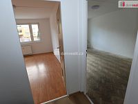 Slunný částečně rekonstruovaný byt 2+1/S/L ve druhém patře panelového domu - 4