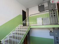 Slunný částečně rekonstruovaný byt 2+1/S/L ve druhém patře panelového domu - 13