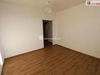 Slunný částečně rekonstruovaný byt 2+1/S/L ve druhém patře panelového domu - 5