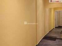 Atypický krásný slunný prostorný mezonetový byt 4+kk v historickém centru Chebu - 18
