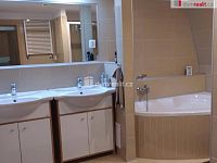 Atypický krásný slunný prostorný mezonetový byt 4+kk v historickém centru Chebu - 19