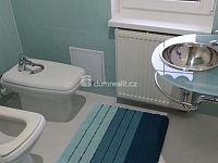 Atypický krásný slunný prostorný mezonetový byt 4+kk v historickém centru Chebu - 22