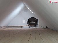 Atypický krásný slunný prostorný mezonetový byt 4+kk v historickém centru Chebu - 25