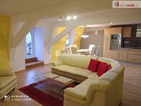 Atypický krásný slunný prostorný mezonetový byt 4+kk v historickém centru Chebu - 3