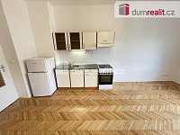 Pronájem bytu 1+kk 30 m2 P5 Smíchov částečně zařízený po rekonstrukci cihla  - 4
