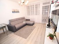 Krásný prostorný slunný byt ve čtvrtém patře panelového domu s výtahem