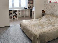 Krásný prostorný slunný byt ve čtvrtém patře panelového domu s výtahem - 13