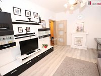 Krásný prostorný slunný byt ve čtvrtém patře panelového domu s výtahem - 6