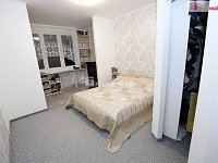 Krásný prostorný slunný byt ve čtvrtém patře panelového domu s výtahem - 8