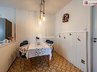 Udržovaný rodinný dům 5+1 se zahradou v Javorové ulici v Chebu - 9