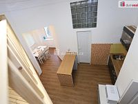 Atypický útulný byt 2+kk po rekonstrukci v přízemí krásné cihlové vily na ulici Krále Jiřího v Karlových Varech - 13