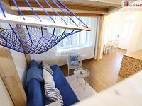 Atypický útulný byt 2+kk po rekonstrukci v přízemí krásné cihlové vily na ulici Krále Jiřího v Karlových Varech - 14