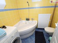 Atypický útulný byt 2+kk po rekonstrukci v přízemí krásné cihlové vily na ulici Krále Jiřího v Karlových Varech - 15