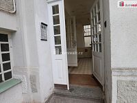 Atypický útulný byt 2+kk po rekonstrukci v přízemí krásné cihlové vily na ulici Krále Jiřího v Karlových Varech - 25