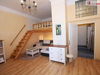 Atypický útulný byt 2+kk po rekonstrukci v přízemí krásné cihlové vily na ulici Krále Jiřího v Karlových Varech - 3