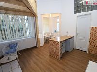 Atypický útulný byt 2+kk po rekonstrukci v přízemí krásné cihlové vily na ulici Krále Jiřího v Karlových Varech - 7