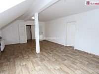 Krásný prostorný byt 3+1/B v prvním patře menšího bytového domu na Zádubu u Mariánských Lázních - 2