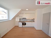 Pronájem bytu 1+kk 30 m2 P4 Nusle novostavba výtah podkroví