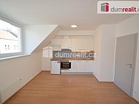 Pronájem bytu 1+kk 30 m2 P4 Nusle novostavba výtah podkroví - 2