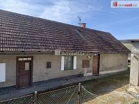 Prodej vesnického RD 4+1 k rekonstrukci se zahradou a zázemím stodoly, kolny, garáže a vejminku 1+KK. Obec Korno, Beroun.