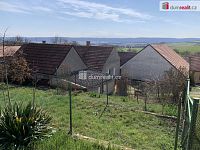 Prodej vesnického RD 4+1 k rekonstrukci se zahradou a zázemím stodoly, kolny, garáže a vejminku 1+KK. Obec Korno, Beroun.