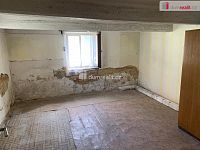 Prodej vesnického RD 4+1 k rekonstrukci se zahradou a zázemím stodoly, kolny, garáže a vejminku 1+KK. Obec Korno, Beroun. - 12