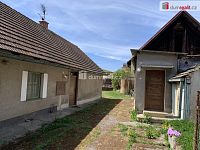 Prodej vesnického RD 4+1 k rekonstrukci se zahradou a zázemím stodoly, kolny, garáže a vejminku 1+KK. Obec Korno, Beroun. - 2