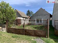 Prodej vesnického RD 4+1 k rekonstrukci se zahradou a zázemím stodoly, kolny, garáže a vejminku 1+KK. Obec Korno, Beroun. - 2