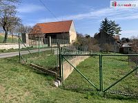 Prodej vesnického RD 4+1 k rekonstrukci se zahradou a zázemím stodoly, kolny, garáže a vejminku 1+KK. Obec Korno, Beroun.