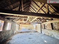 Prodej domu se stodolou a garážemi k rekonstrukci - 17