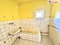 Prodej domu se stodolou a garážemi k rekonstrukci - 8