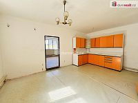 Prodej domu se stodolou a garážemi k rekonstrukci - 9