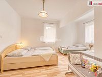 Prostorný rodinný dům 5+kk po vnitřní rekonstrukci se zahradou ve Velichově u Karlových Varů - 10