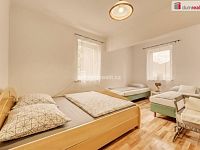 Prostorný rodinný dům 5+kk po vnitřní rekonstrukci se zahradou ve Velichově u Karlových Varů - 9