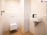 K pronájmu, NOVÝ moderní byt 2+kk se šatnou, terasou a garážovým stáním, ul. K Šindlovým Dvorům č.p. 2936/2, České Budějovice - 11