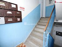 Pěkný udržovaný byt 2+1 ve druhém patře cihlového domu v centru Chebu - 10